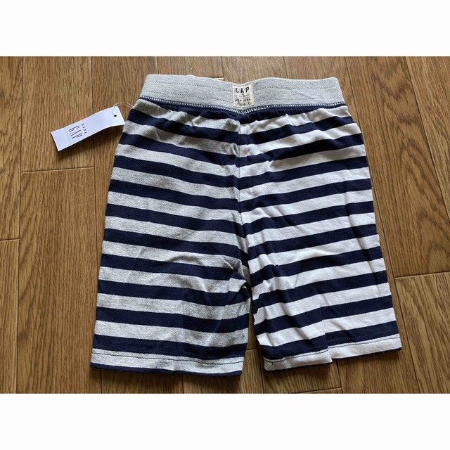 babyGAP(ベビーギャップ)の新品未使用タグ付きGAPロゴ入りボーダー灰紺ショートパンツ12-18months キッズ/ベビー/マタニティのベビー服(~85cm)(パンツ)の商品写真