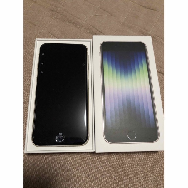 Apple(アップル)の新品　iPhone SE (第3世代) スターライト64 GB ホワイト！ スマホ/家電/カメラのスマートフォン/携帯電話(スマートフォン本体)の商品写真