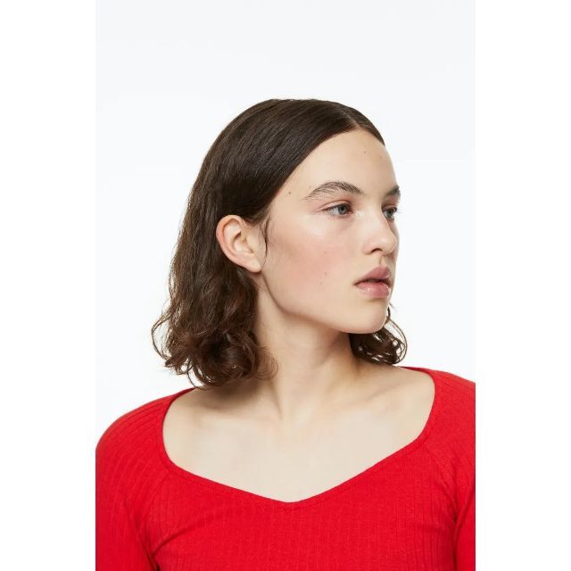 H&M(エイチアンドエム)の新品タグ付き H&M エイチアンドエム リブニットトップス レッド 赤色 レディースのトップス(カットソー(長袖/七分))の商品写真