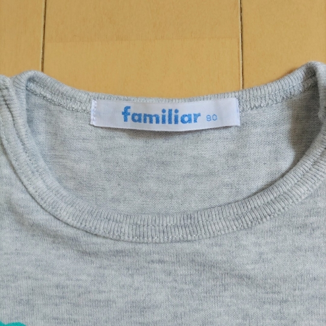 familiar(ファミリア)のfamiliar 乗り物Tシャツグレー 80 キッズ/ベビー/マタニティのベビー服(~85cm)(Ｔシャツ)の商品写真