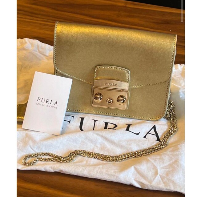 【値下げ】FURLAフルラメトロポリスミニショルダーバッグ　赤 チェーンゴールド断捨離のため出品しています