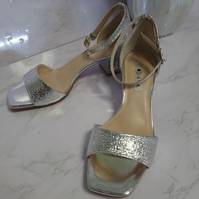 DIANA(ダイアナ)の極美品　ダイアナ　DIANA　パンプス　クリスタルビジュー付き　　銀　23.5 レディースの靴/シューズ(ハイヒール/パンプス)の商品写真