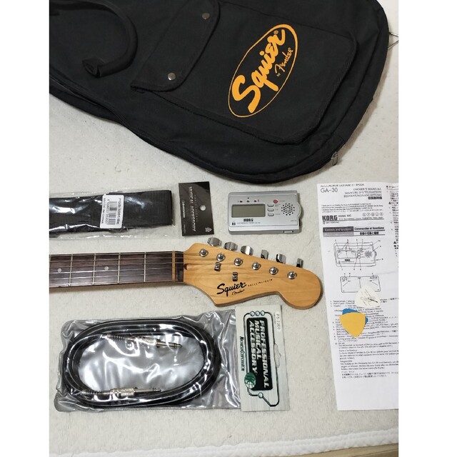 Fender(フェンダー)のSquier ストラトキャスター フェスタレッド オマケケース付き 初心者最適！ 楽器のギター(エレキギター)の商品写真