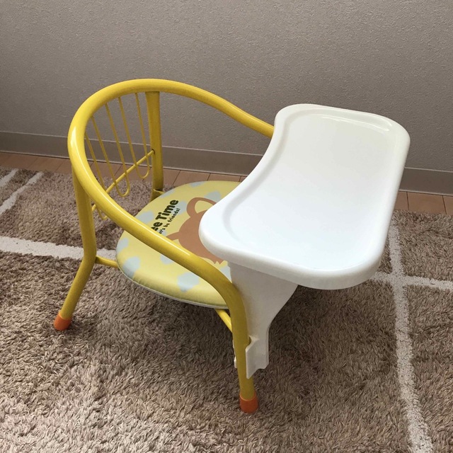 西松屋のベビーテーブル付きの椅子