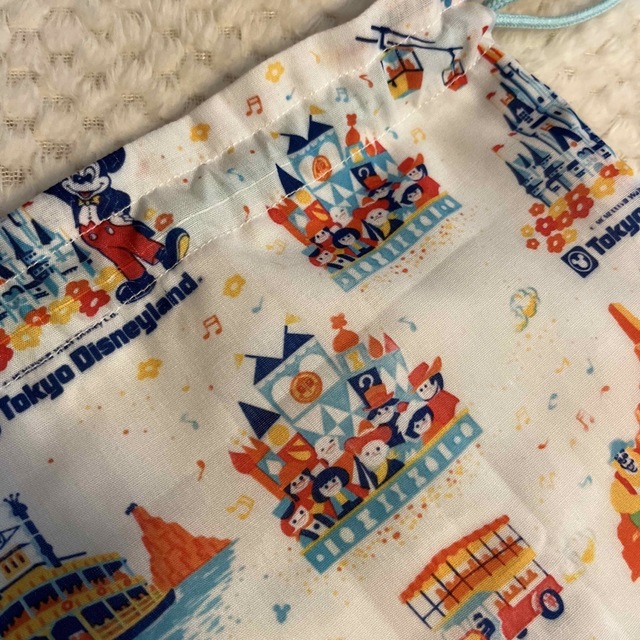 ディズニー紙袋柄　給食袋　巾着 ハンドメイドのキッズ/ベビー(外出用品)の商品写真