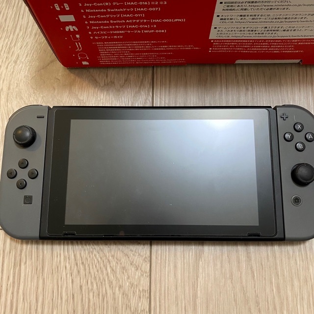 任天堂(ニンテンドウ)のNintendo Switch 本体　グレー　中古 エンタメ/ホビーのゲームソフト/ゲーム機本体(家庭用ゲーム機本体)の商品写真