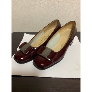 サルヴァトーレフェラガモ(Salvatore Ferragamo)のフェラガモ　エナメル　ワイン色　サイズ5(ローファー/革靴)