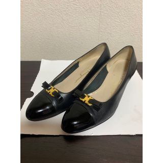 サルヴァトーレフェラガモ(Salvatore Ferragamo)のフェラガモ　パンプス　黒　サイズ5(ハイヒール/パンプス)