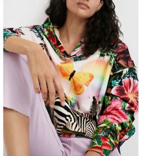 デシグアル(DESIGUAL)の新品✨タグ付き♪定価17,900円　デシグアル　華やかなパーカー　大特価‼️(パーカー)