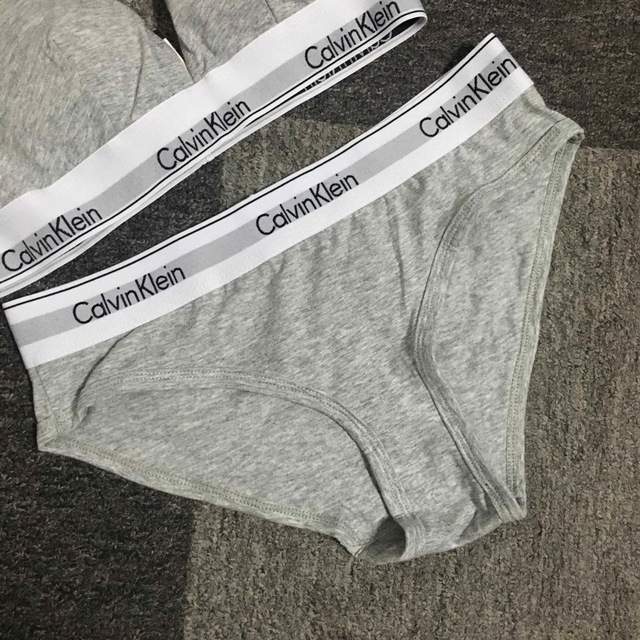 ck Calvin Klein(シーケーカルバンクライン)のカルバンクライン　レディース　上下セット　三角ブラ&ショーツ　灰　下着　M レディースの下着/アンダーウェア(ブラ&ショーツセット)の商品写真