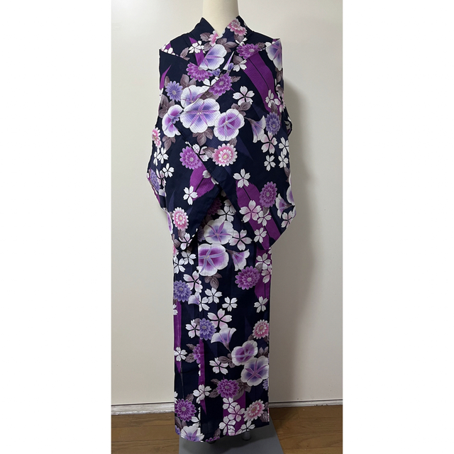 定価15000円】 浴衣　ゆかた　正統派古典花柄　M〜L 紺色　朝顔.菊.桜 レディースの水着/浴衣(浴衣)の商品写真