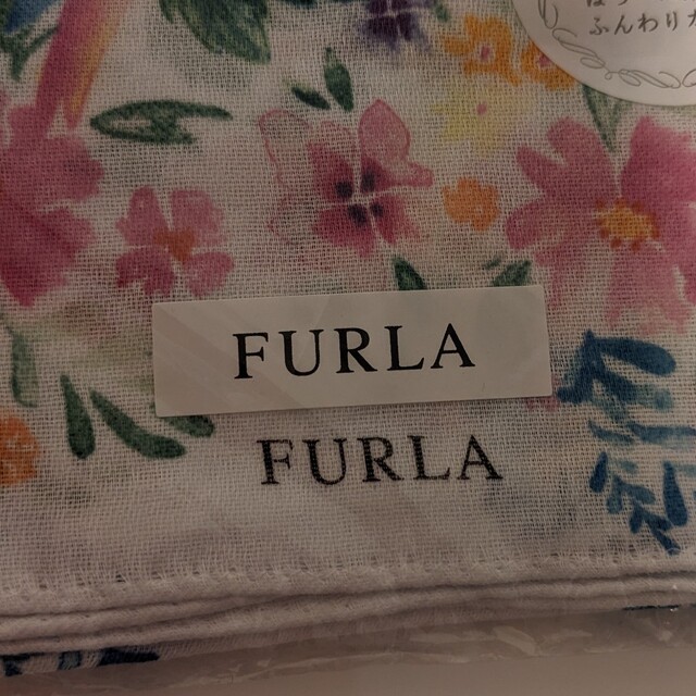 Furla(フルラ)のFURLA　フルラ　ガーゼハンカチ　ハンカチ　花と鳥　白 レディースのファッション小物(ハンカチ)の商品写真