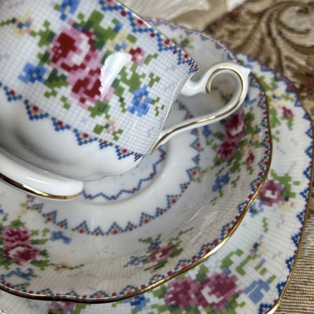 ROYAL ALBERT(ロイヤルアルバート)の英国製 希少 Royal Albert 【Petit Point】トリオ インテリア/住まい/日用品のキッチン/食器(食器)の商品写真