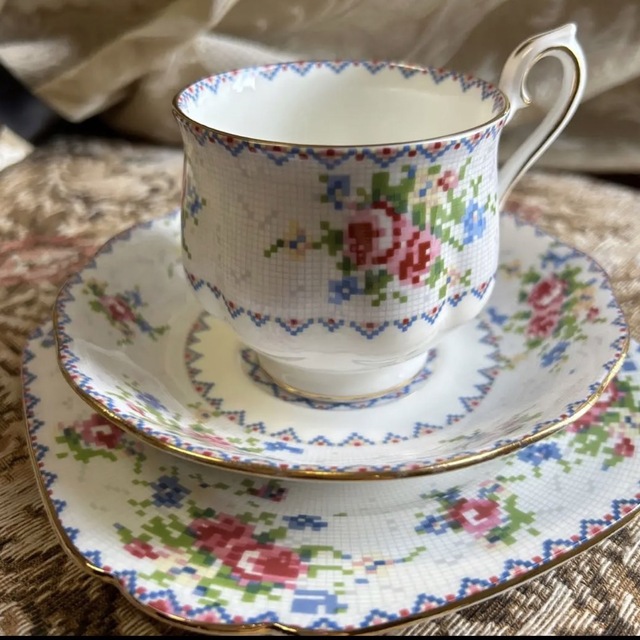 ROYAL ALBERT(ロイヤルアルバート)の英国製 希少 Royal Albert 【Petit Point】トリオ インテリア/住まい/日用品のキッチン/食器(食器)の商品写真