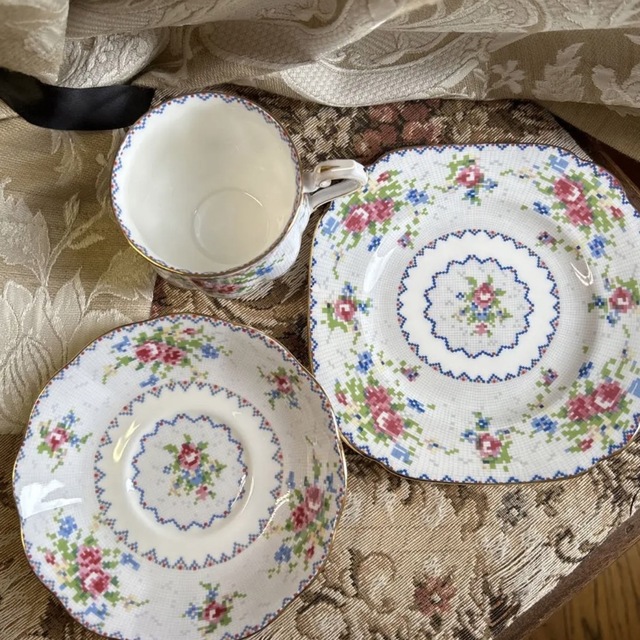 ROYAL ALBERT(ロイヤルアルバート)の英国製 希少 Royal Albert 【Petit Point】トリオ インテリア/住まい/日用品のキッチン/食器(食器)の商品写真