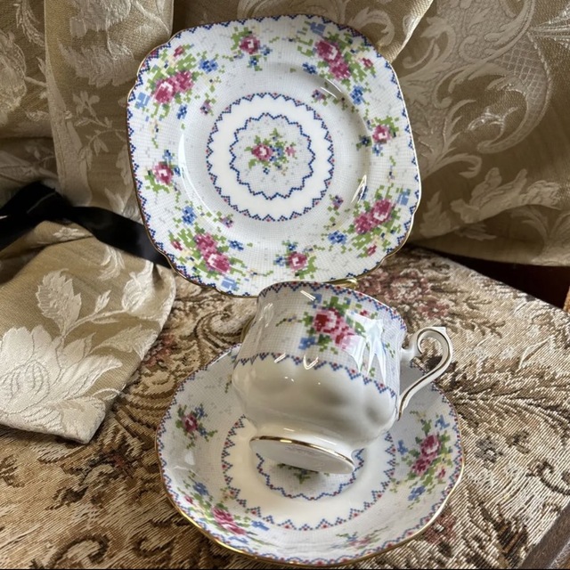 ROYAL ALBERT(ロイヤルアルバート)の英国製 希少 Royal Albert 【Petit Point】トリオ インテリア/住まい/日用品のキッチン/食器(食器)の商品写真