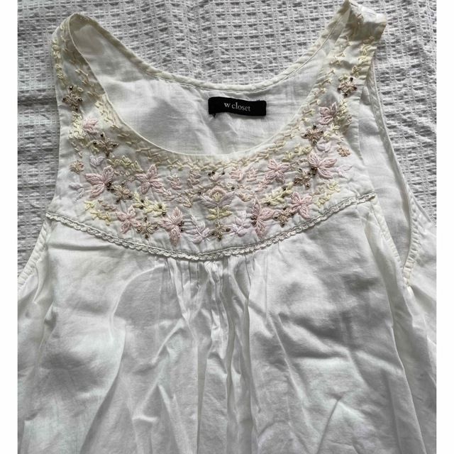 w closet(ダブルクローゼット)のW closet インド綿　ガーゼ　ノースリーブ　刺繍 レディースのトップス(シャツ/ブラウス(半袖/袖なし))の商品写真