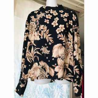 ザラ(ZARA)のZARA 黒地にゴールドベージュのお花柄のブラウス Mサイズ(シャツ/ブラウス(長袖/七分))