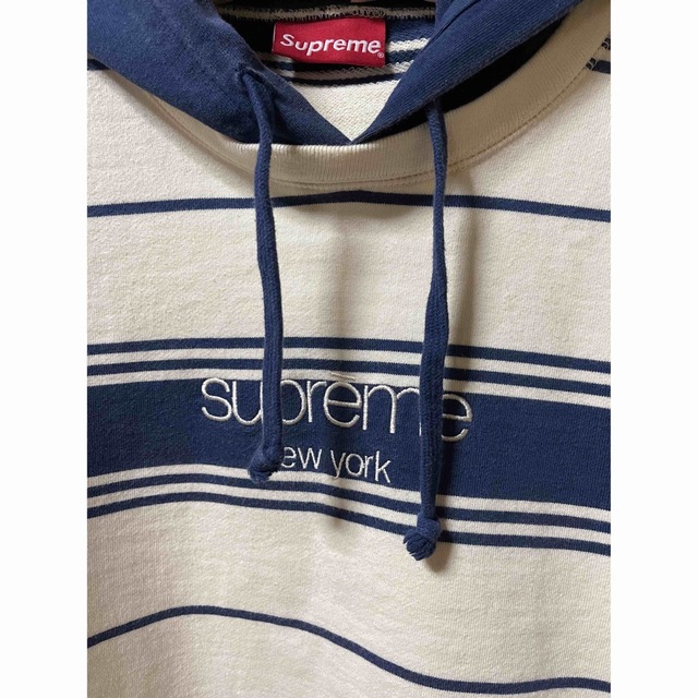 supreme メンズパーカー　センター刺繍ロゴ入り　人気商品　美品