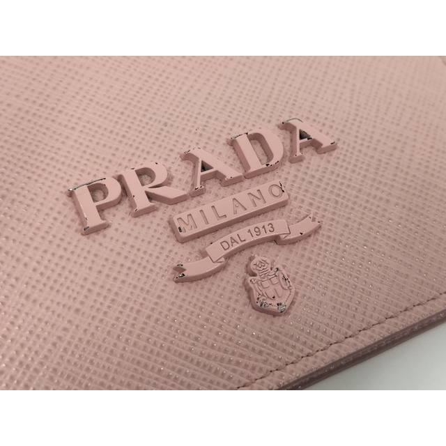 PRADA(プラダ)のPRADA 二つ折りコンパクト財布 サフィアーノレザー ピンク 1MV204 レディースのファッション小物(財布)の商品写真