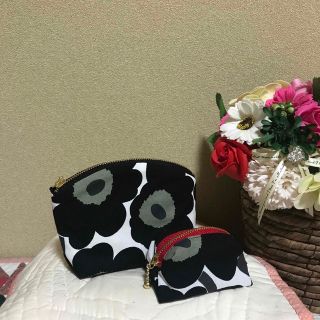 マリメッコ(marimekko)のマリメッコ  生地　ハンドメイド　ミニウニッコ　ブラック　ミニポーチ2点(ポーチ)