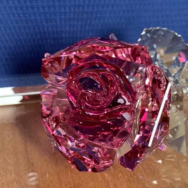 フィギュア SWAROVSKI ブロッサミングローズ RED 52mKP-m73187122639 ...