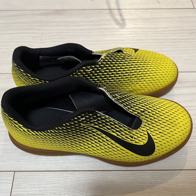 NIKE(ナイキ)のsale☆Nike ジュニア 21.5 フットサル　サッカー　シューズ　屋内 キッズ/ベビー/マタニティのキッズ靴/シューズ(15cm~)(スニーカー)の商品写真