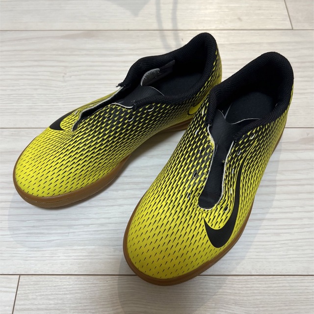 NIKE(ナイキ)のsale☆Nike ジュニア 21.5 フットサル　サッカー　シューズ　屋内 キッズ/ベビー/マタニティのキッズ靴/シューズ(15cm~)(スニーカー)の商品写真