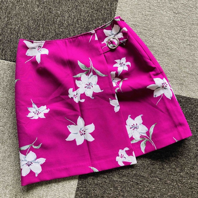 CECIL McBEE(セシルマクビー)の☆CECIL McBEE☆  ピンク　花柄スカート レディースのスカート(ひざ丈スカート)の商品写真