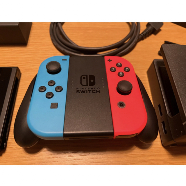 Nintendo Switch(ニンテンドースイッチ)の任天堂switch ネオンブルー/レッド HADーSーKABAA エンタメ/ホビーのゲームソフト/ゲーム機本体(家庭用ゲーム機本体)の商品写真