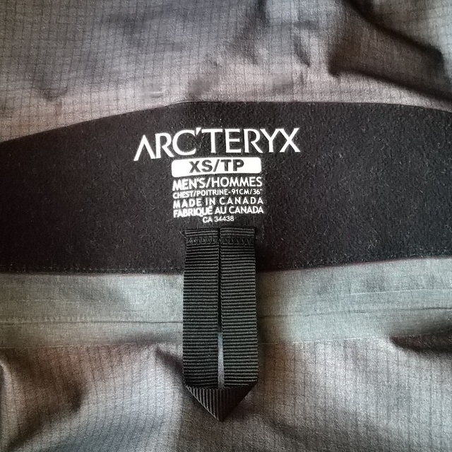 ARC'TERYX(アークテリクス)のARC’TERYX ALPHA SV XS(グリーン) MEN'S カナダ製 メンズのジャケット/アウター(マウンテンパーカー)の商品写真
