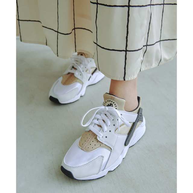 NIKE(ナイキ)の限定モデルNIKE meets emmi W NIKE AIR HUARACHE レディースの靴/シューズ(スニーカー)の商品写真