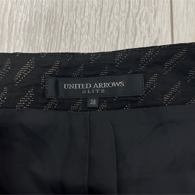 UNITED ARROWS(ユナイテッドアローズ)のユナイテッドアローズ　ベスト　ブラウス　Ｖネック　日本製　黒　トップス　美品 レディースのトップス(ベスト/ジレ)の商品写真