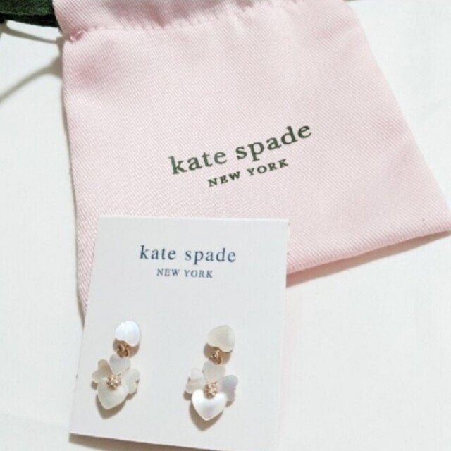 kate spade new york(ケイトスペードニューヨーク)の【新品】kate spade　ケイトスペード ヘリテージピアス限定　レッドマル レディースのアクセサリー(ピアス)の商品写真