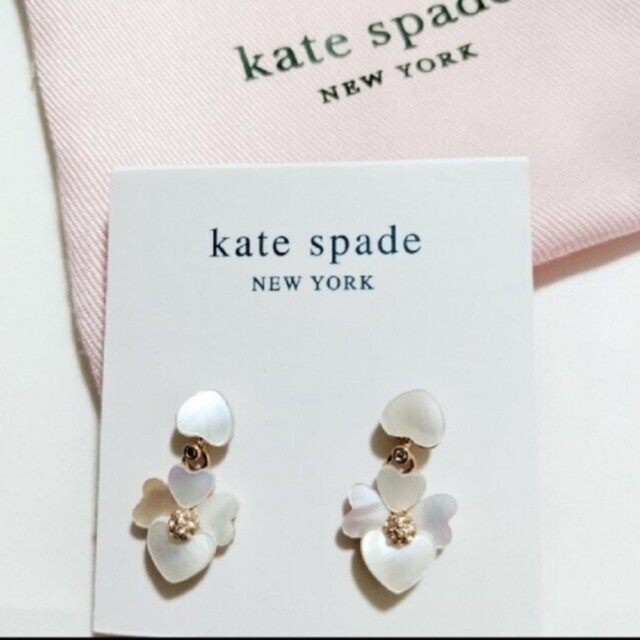 kate spade new york(ケイトスペードニューヨーク)の【新品】kate spade　ケイトスペード ヘリテージピアス限定　レッドマル レディースのアクセサリー(ピアス)の商品写真