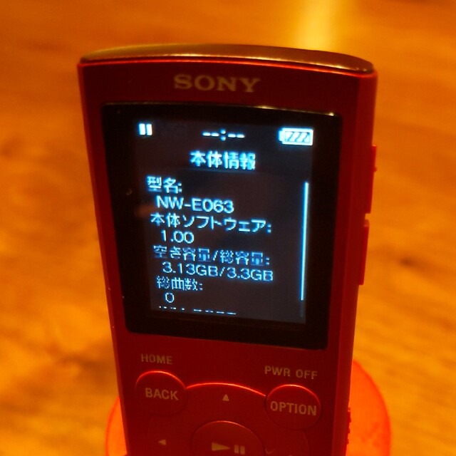 SONY(ソニー)のSONYソニー　ウォークマン　NW-E063 スピーカー付レッド スマホ/家電/カメラのオーディオ機器(ポータブルプレーヤー)の商品写真