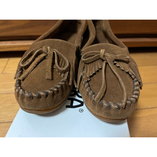 Minnetonka(ミネトンカ)の美品★ミネトンカ スエードフリンジローファー　US6 レディースの靴/シューズ(ローファー/革靴)の商品写真