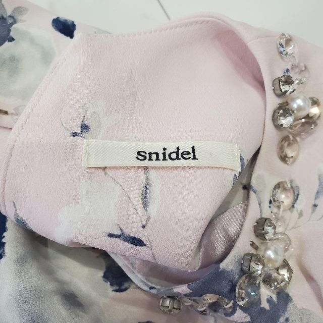 SNIDEL(スナイデル)の【新入荷】snidel　ペイント　フラワー　ビジュ　ワンピース　レディース服 レディースのワンピース(ひざ丈ワンピース)の商品写真