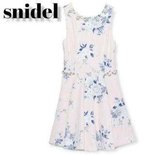 スナイデル(SNIDEL)の【新入荷】snidel　ペイント　フラワー　ビジュ　ワンピース　レディース服(ひざ丈ワンピース)