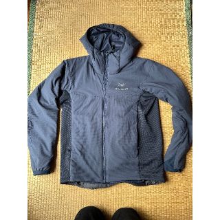 アークテリクス(ARC'TERYX)の美品 アークテリクス Atom Lt Hoody XS ネイビー(マウンテンパーカー)