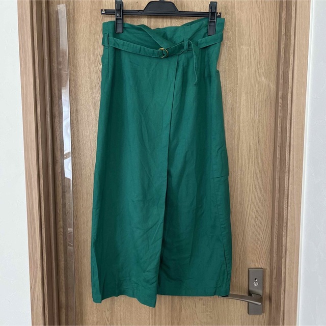 AZUL by moussy(アズールバイマウジー)のグリーンのロングスカート レディースのスカート(ロングスカート)の商品写真