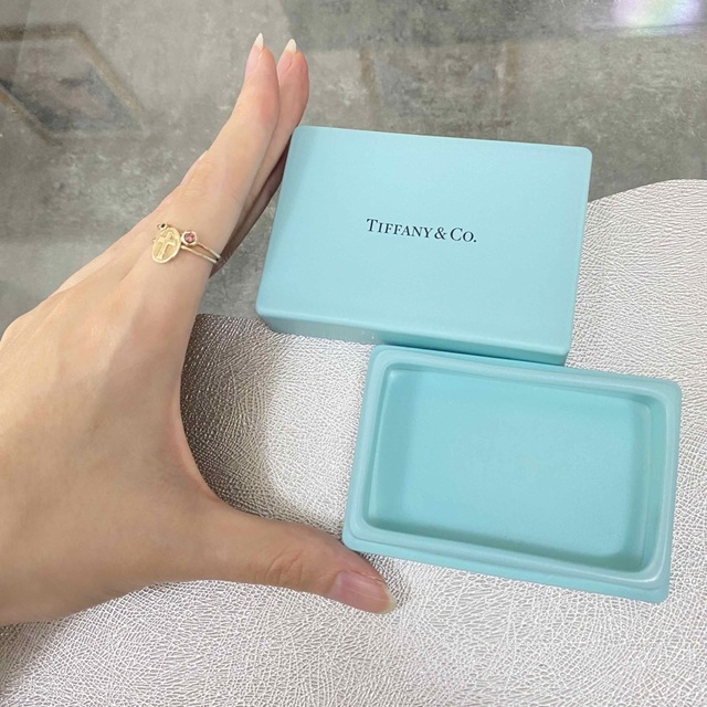 Tiffany & Co.(ティファニー)の残１【新品】TIFFANY&Co. ティファニー ボーンチャイナ 小物入れ 陶器 インテリア/住まい/日用品のインテリア小物(小物入れ)の商品写真