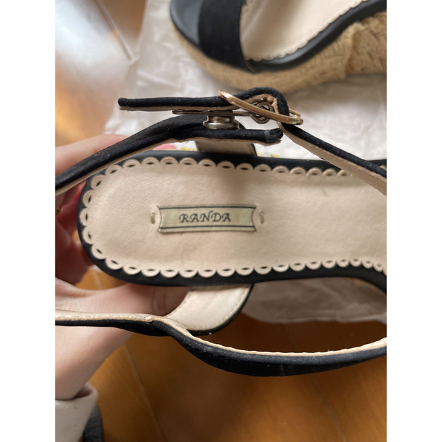 RANDA(ランダ)のRANDA ビジュー付ウェッジソールサンダル パンプス 黒 レディースの靴/シューズ(サンダル)の商品写真