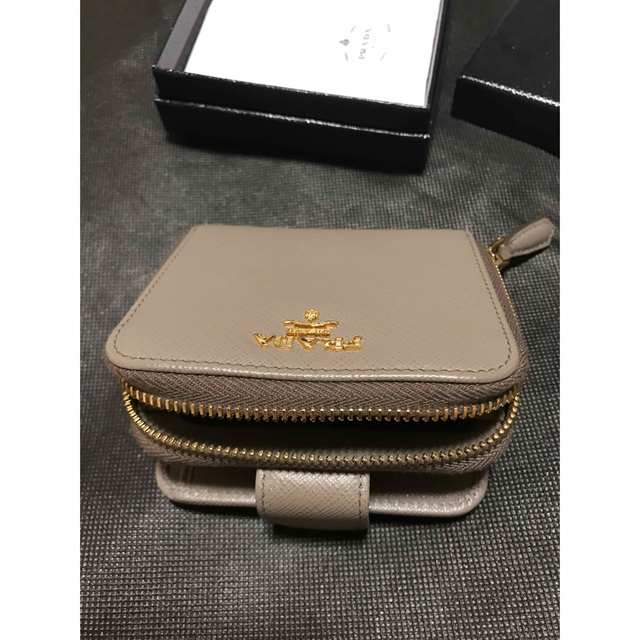 PRADA(プラダ)の【新品未使用】プラダ PRADA 折り財布 サフィアーノ グレー Argilla レディースのファッション小物(財布)の商品写真