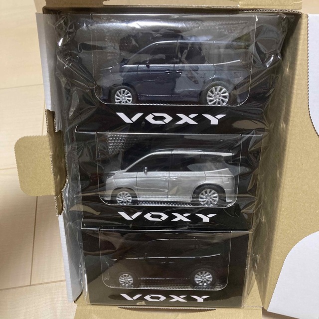 トヨタ(トヨタ)のヴォクシー  プルバックカー　３種セット エンタメ/ホビーのおもちゃ/ぬいぐるみ(ミニカー)の商品写真