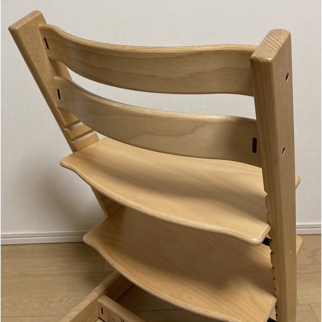 Stokke(ストッケ)の【美品・状態良】ストッケ トリップトラップ 4ナンバー 新型 現行モデル キッズ/ベビー/マタニティの寝具/家具(その他)の商品写真