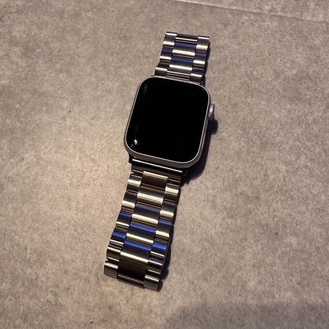 Apple Watch SE（GPSモデル）シルバーアルミニウムケース