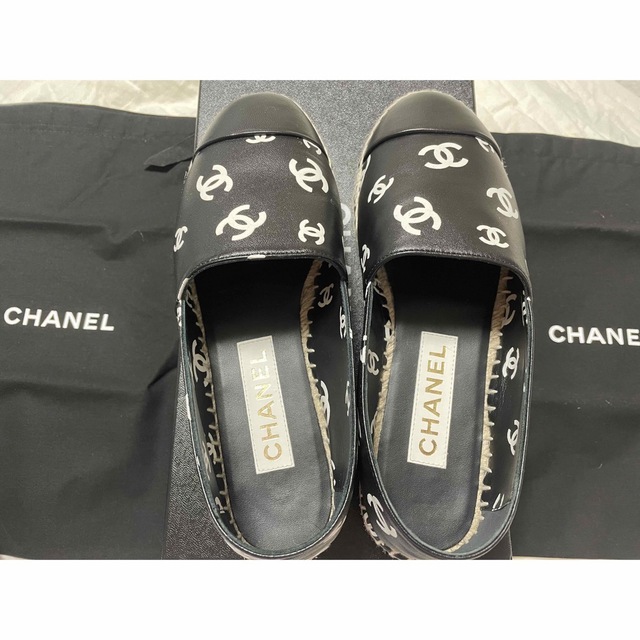 CHANEL(シャネル)の正規　シャネル　新品未使用　エスパドリーユ　37 付属品完品　黒✖️白　22S レディースの靴/シューズ(スニーカー)の商品写真