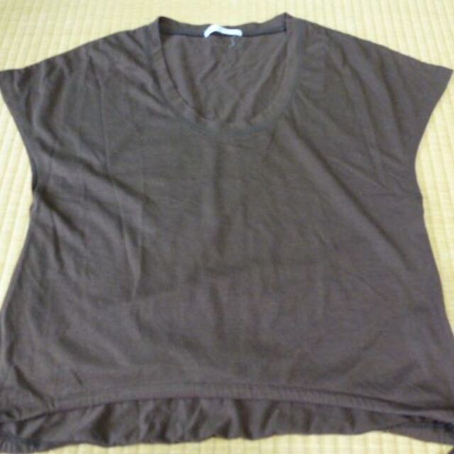 茶色 大きなU字ネック カットソー レディースのトップス(Tシャツ(半袖/袖なし))の商品写真