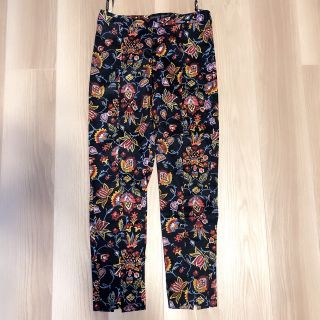 トップショップ(TOPSHOP)のTOPSHOP フラワープリントパンツ　ブラックサイズ36 (クロップドパンツ)